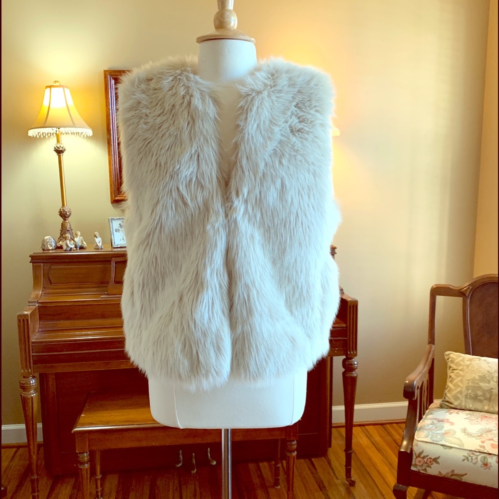 Gap Faux fur vest sized Medium